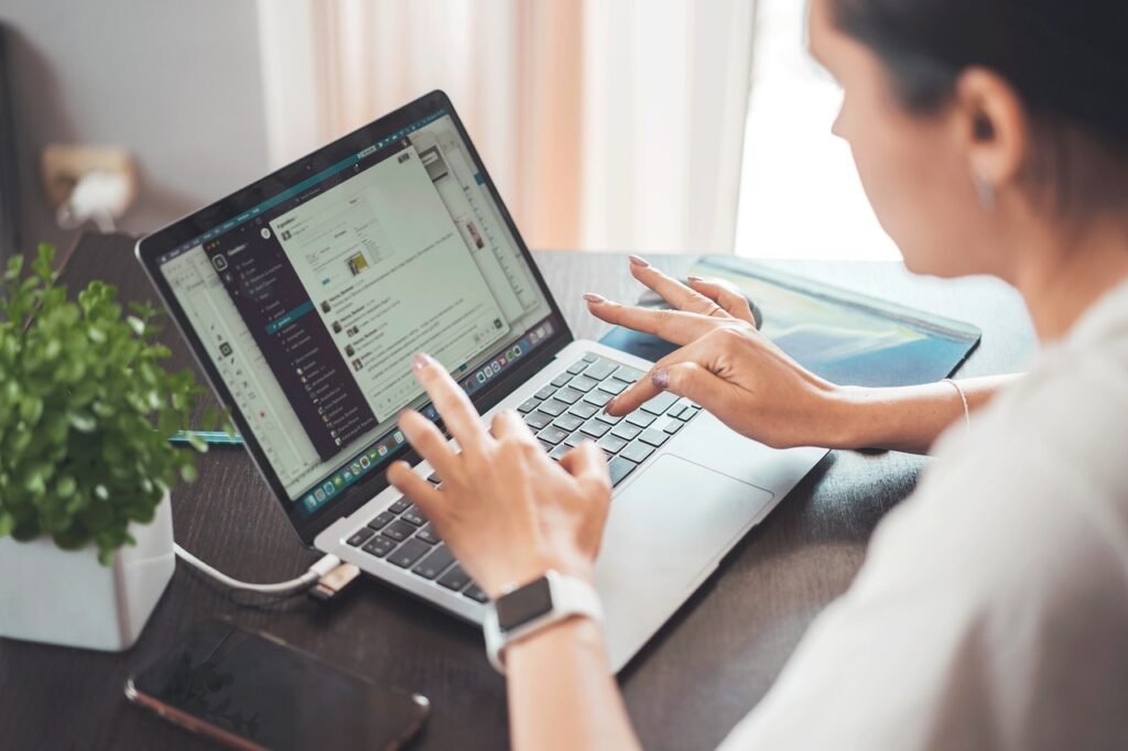 Mulher pesquisando por trabalhos freelancers em plataformas online confiáveis.